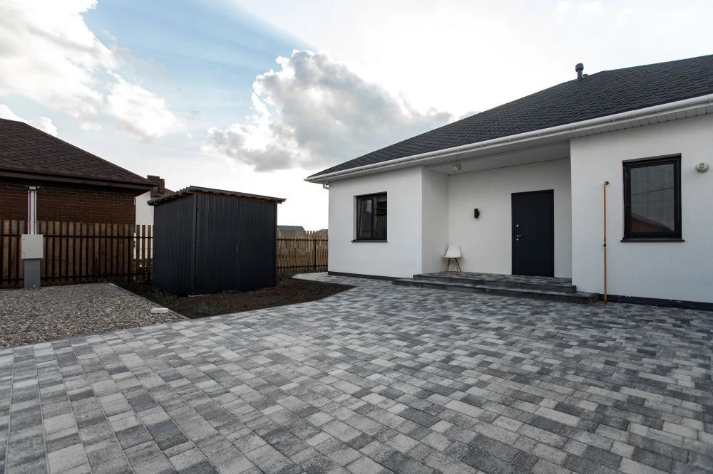 Как правильно ухаживать за тротуарной плиткой: советы по чистке и защите Как правильно ухаживать за тротуарной плиткой: советы по чистке и защите