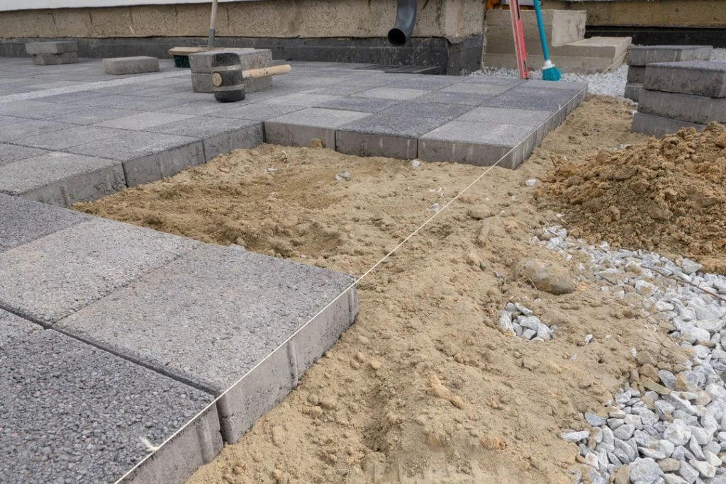 Подготовка основания ukladka-trotuarnoy-plity (5).jpg