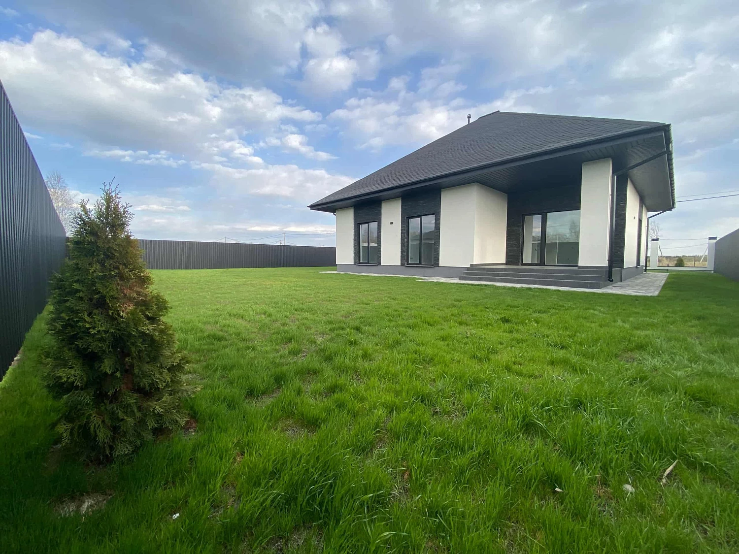 Частная территория с плиткой Старый Город в цвете Антрацит