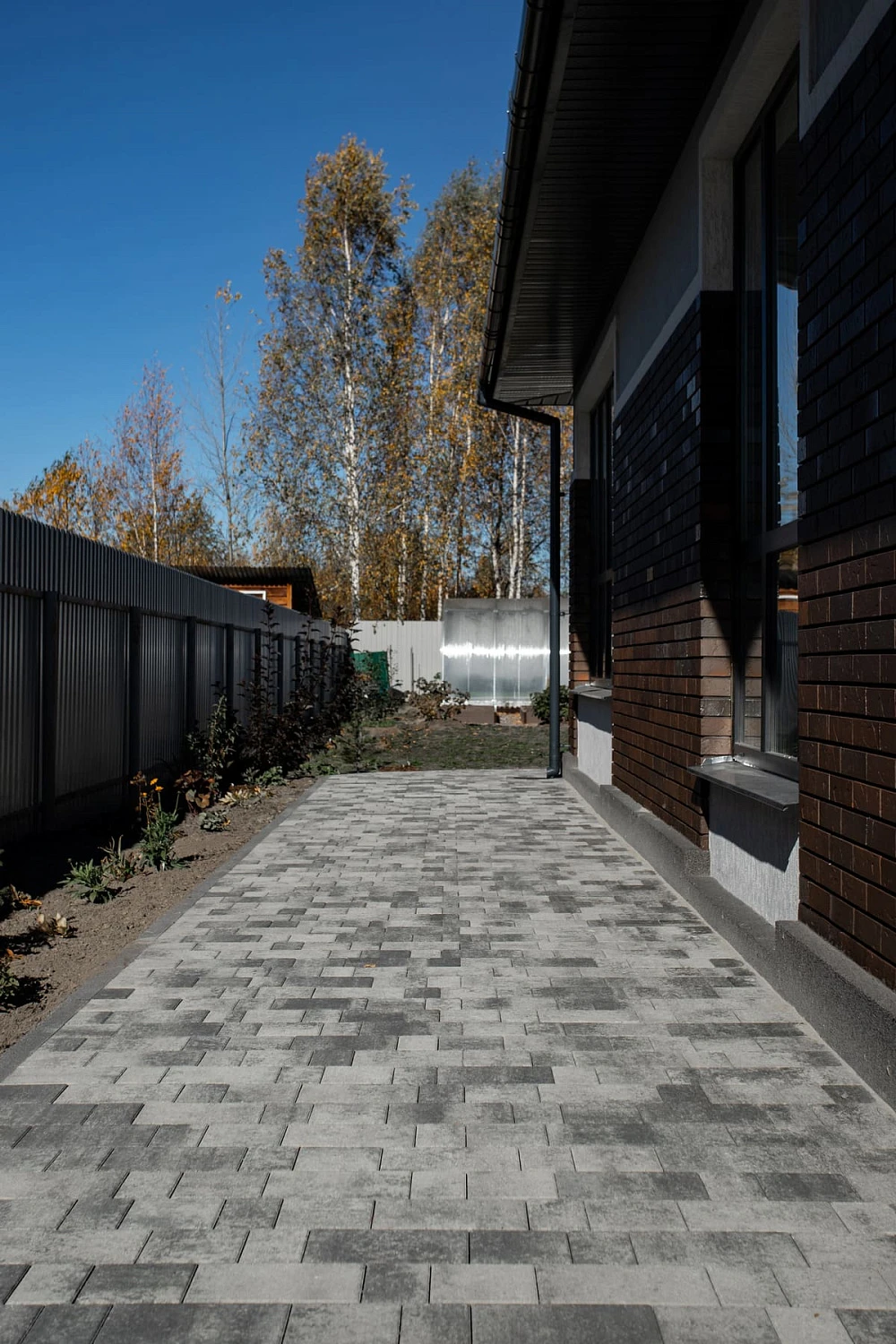 Благоустройство дома: плитка в цвете Антрацит и шаговые дорожки