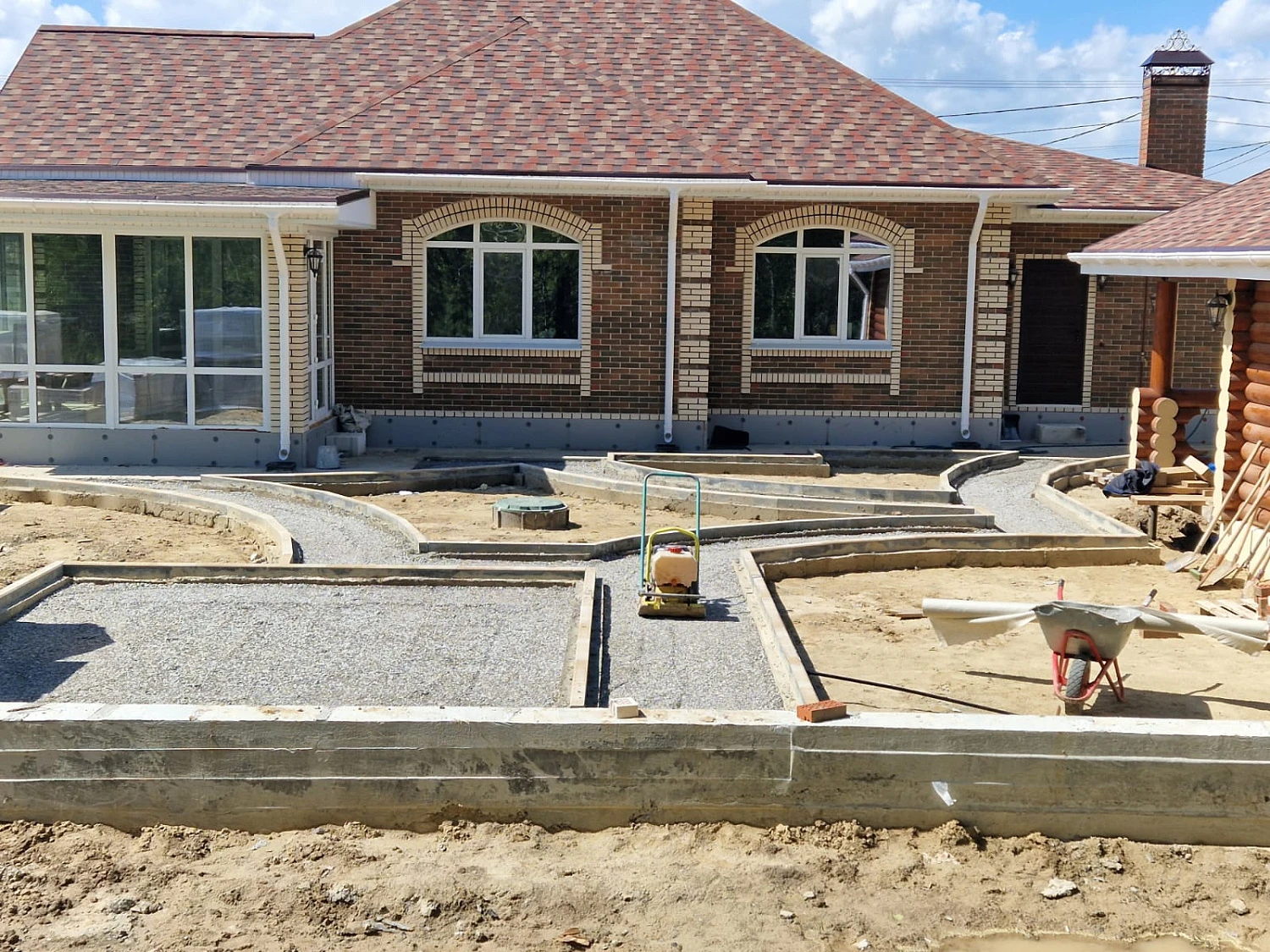 Укладка брусчатки в районе Дома обороны