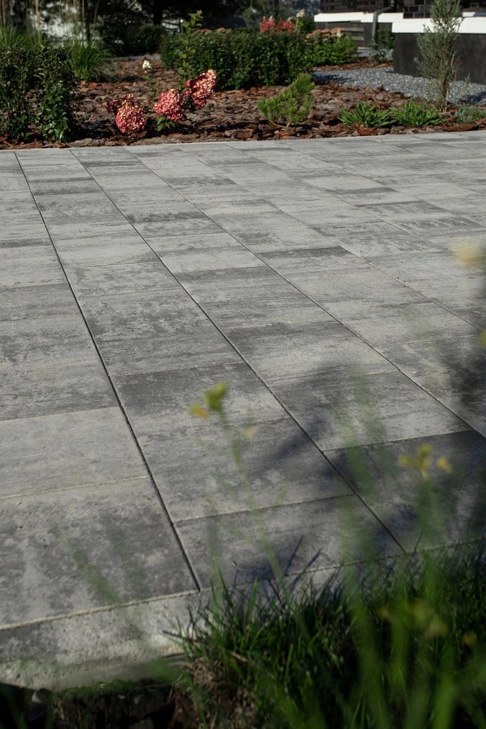 Ландшафтный дизайн в Тюмени с плиткой Ригель, Трио, 300х900 мм