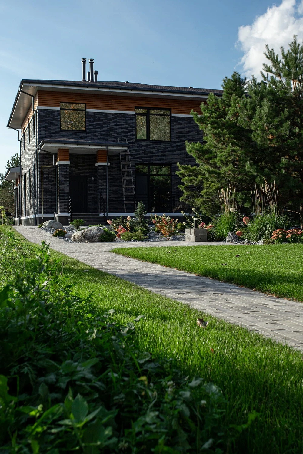 Ландшафтный дизайн в Тюмени с плиткой Ригель, Трио, 300х900 мм