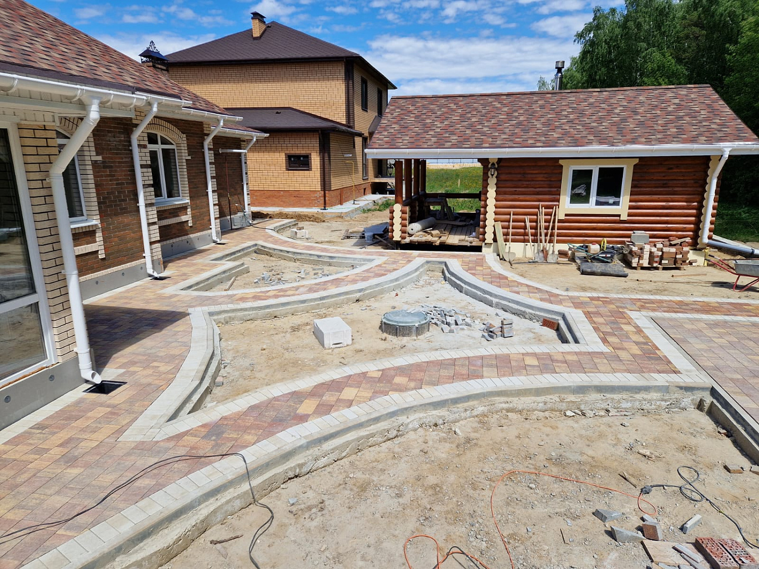 Укладка брусчатки в районе Дома обороны