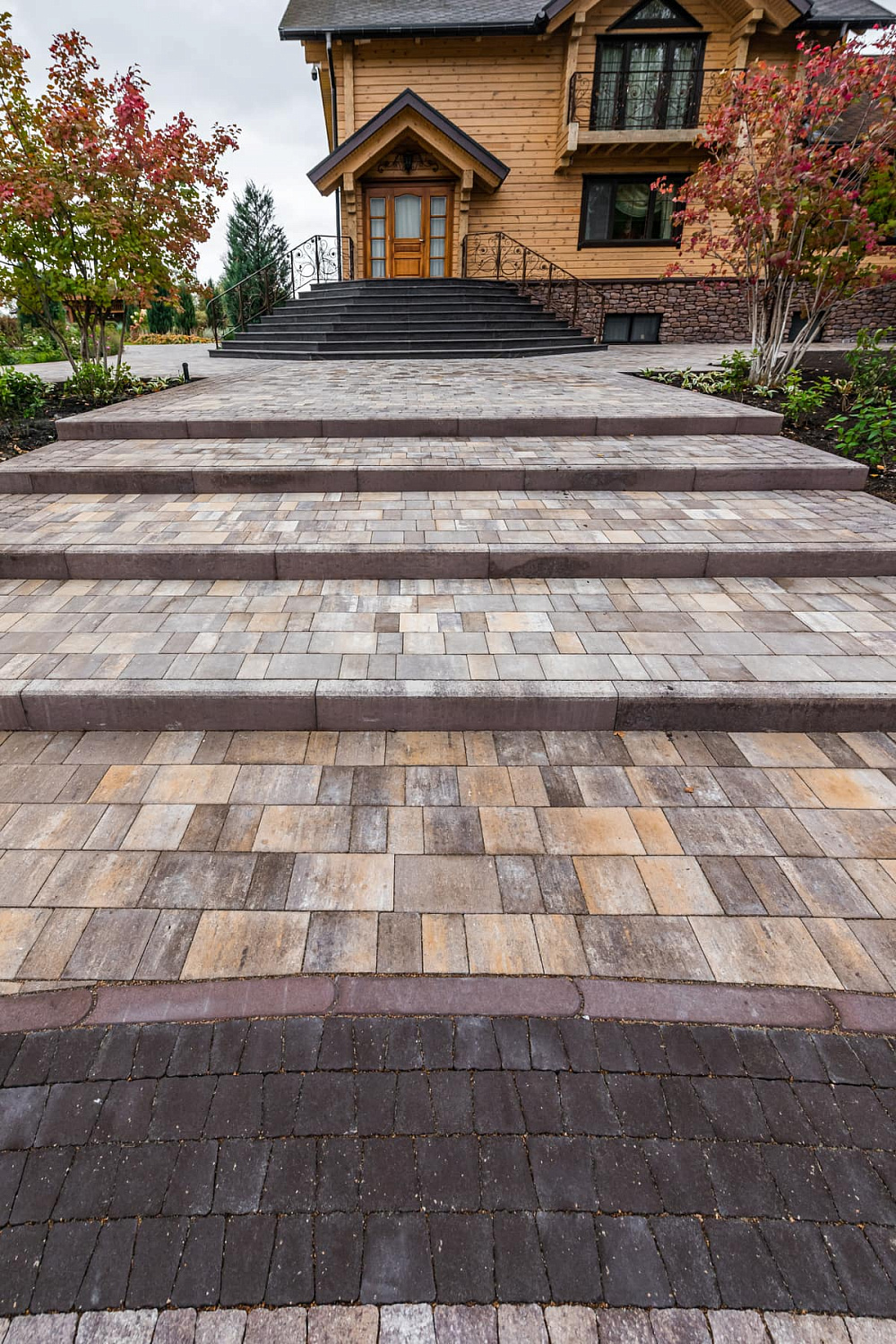 Оформление брусчаткой частного дома в Винзилях Оформление брусчаткой частного дома в Винзилях