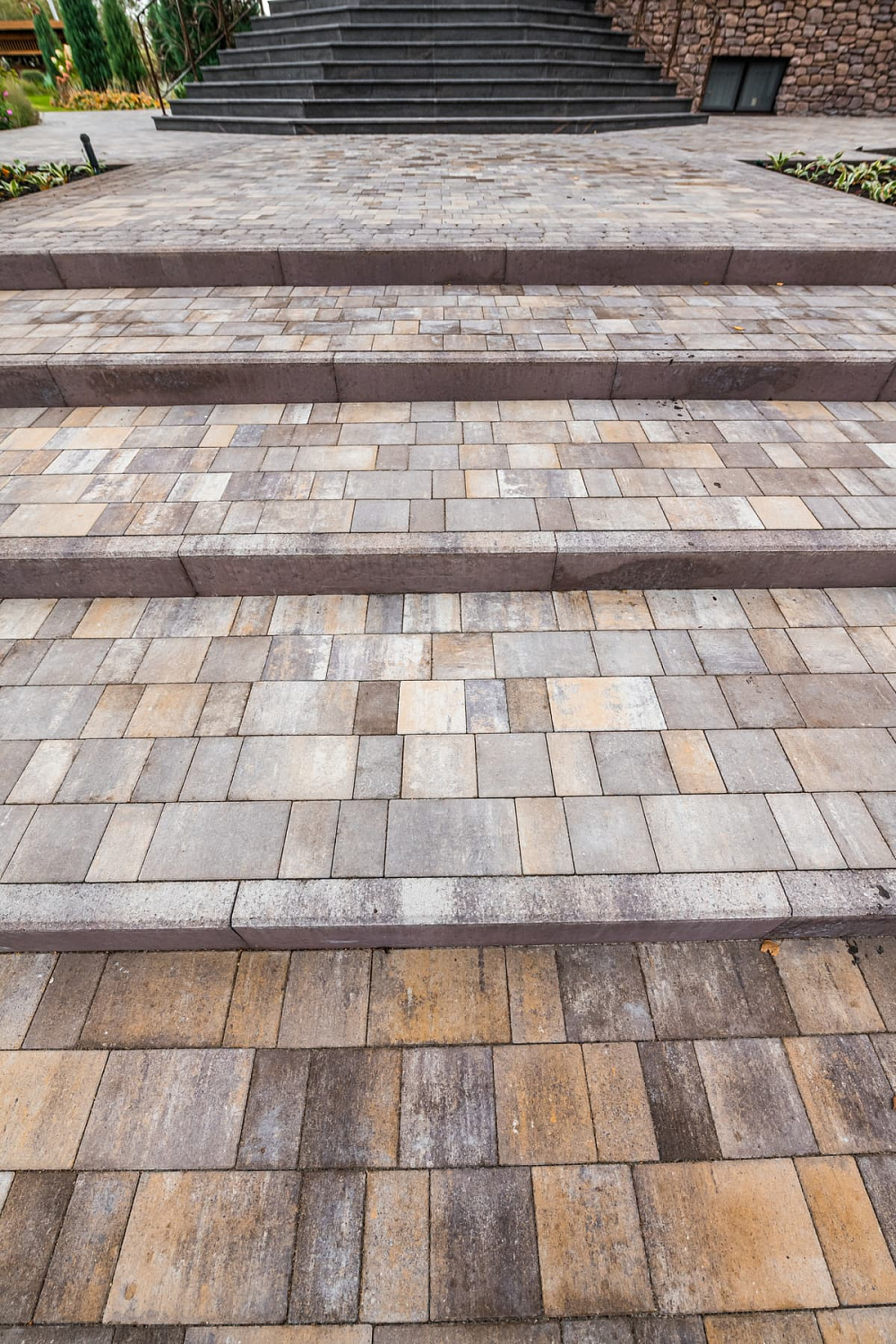 Оформление брусчаткой частного дома в Винзилях Оформление брусчаткой частного дома в Винзилях