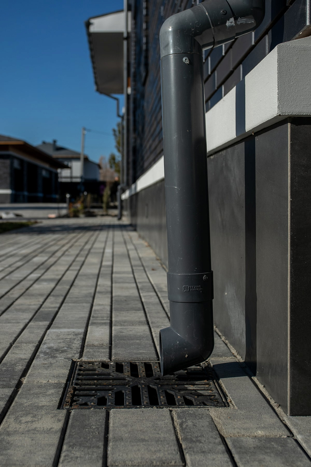 Ландшафтный дизайн в Тюмени с плиткой Ригель, Трио, 300х900 мм