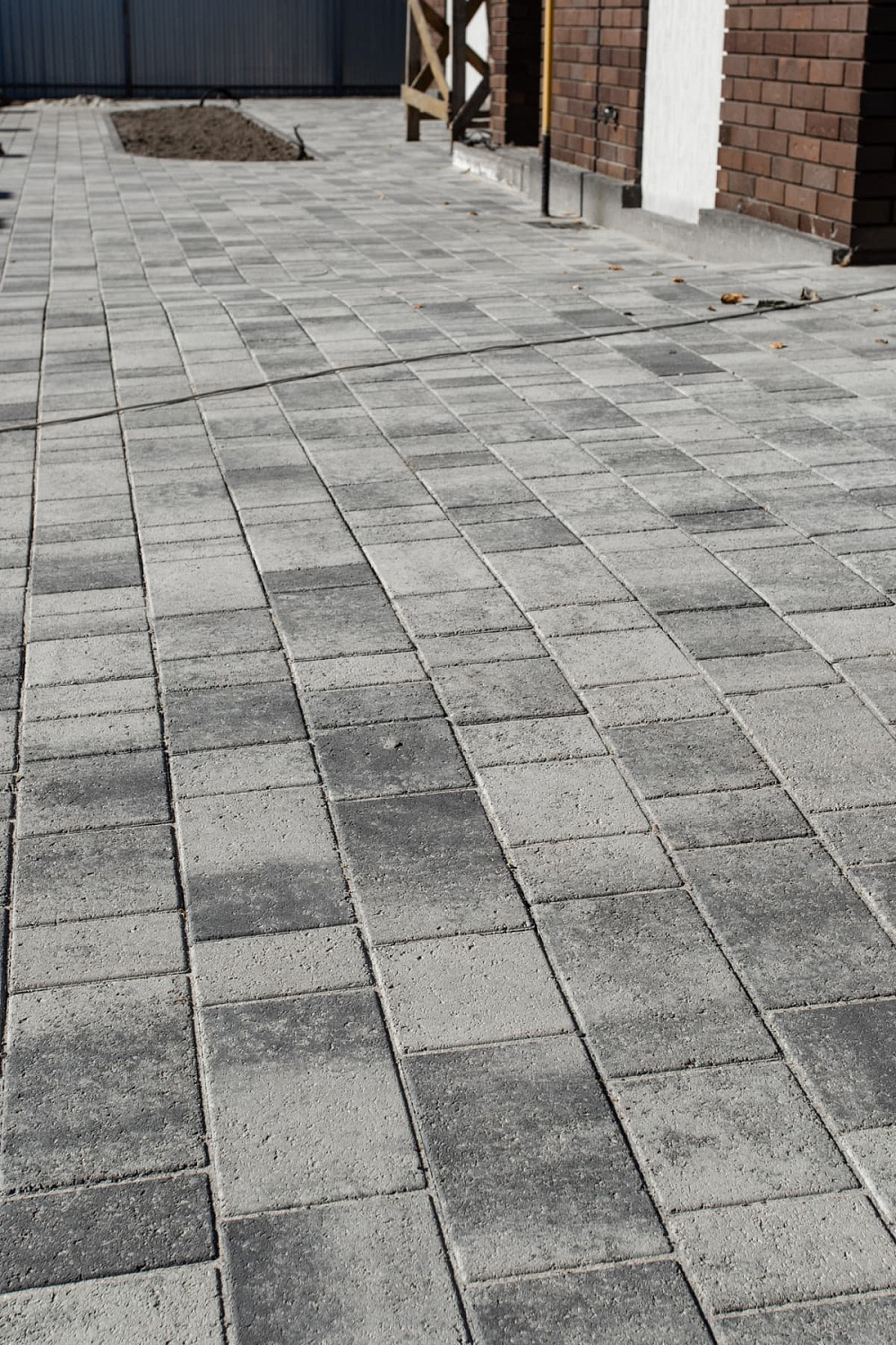 Благоустройство дома: плитка в цвете Антрацит и шаговые дорожки