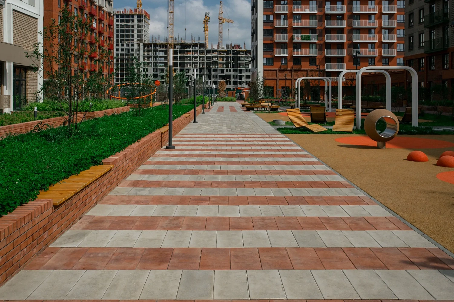 Тротуарная плита, клумбы из виброкирпича в жилом комплексе "Ботаника", Тюмень