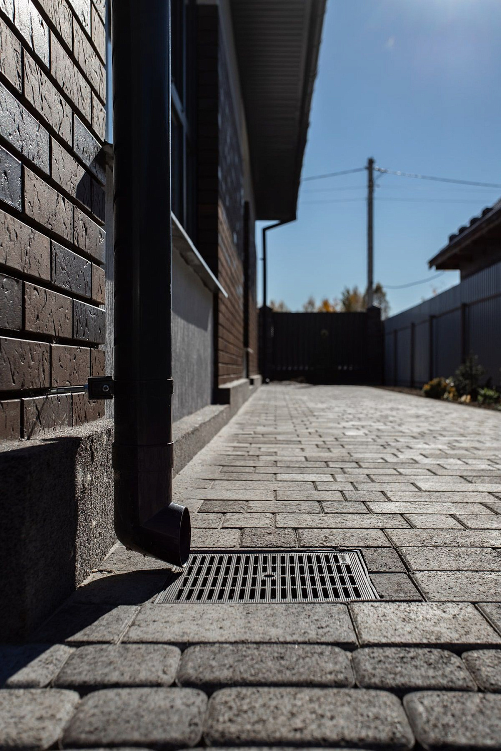 Благоустройство дома: плитка в цвете Антрацит и шаговые дорожки