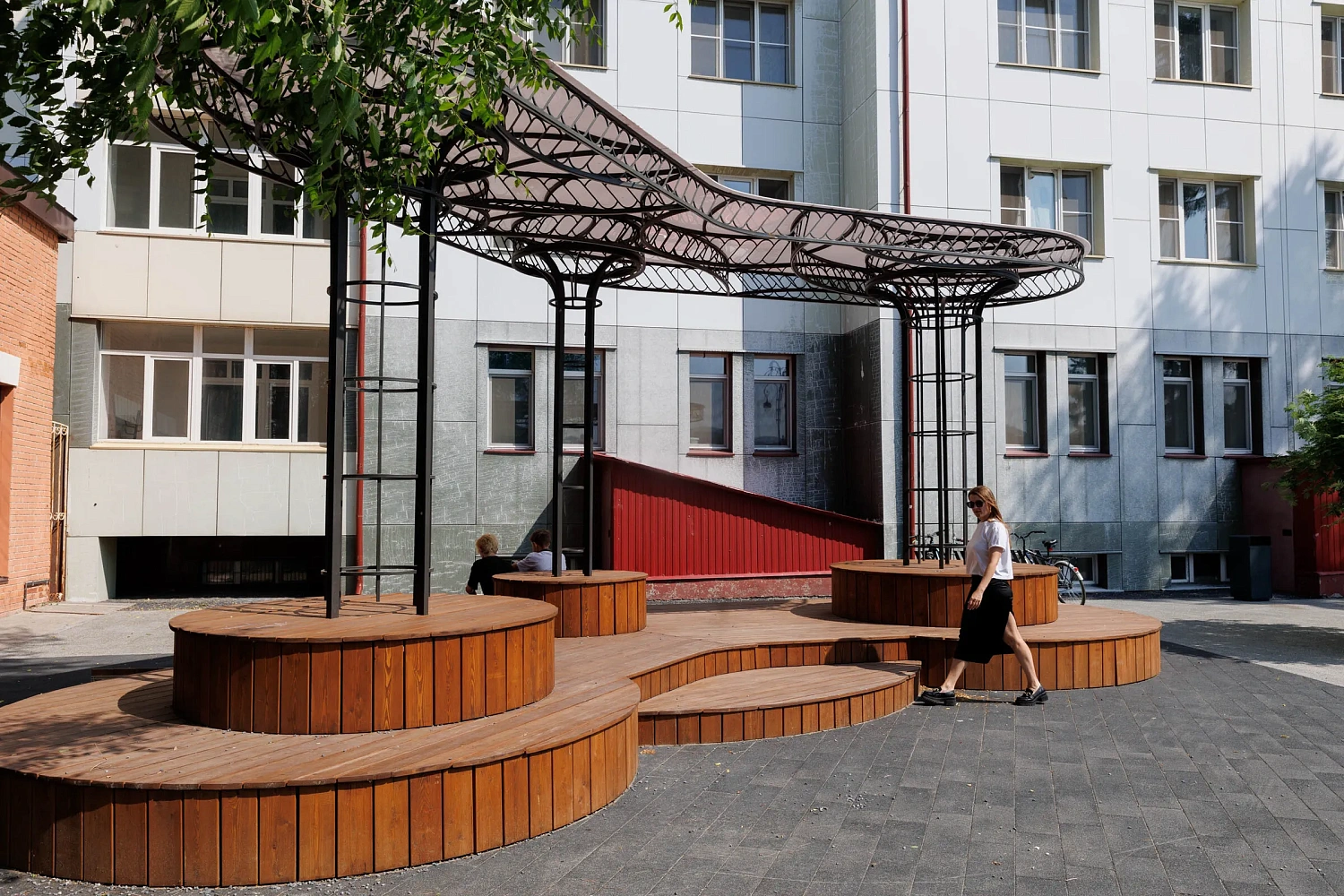 Сквер с историей географов открыли по улице Дзержинского в Тюмени